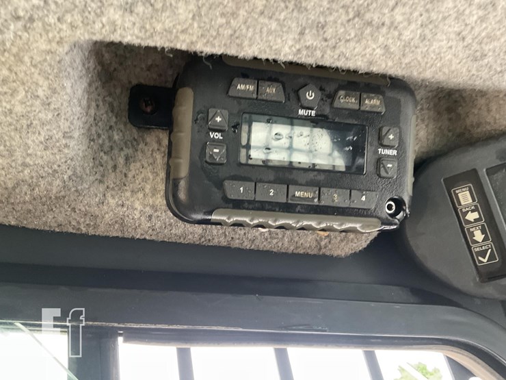 2018-deere-317g-image-16