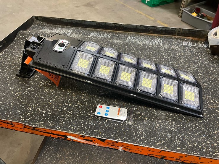 #2518-•-led-parking-lot/-yard-light-(pr13)-image-1