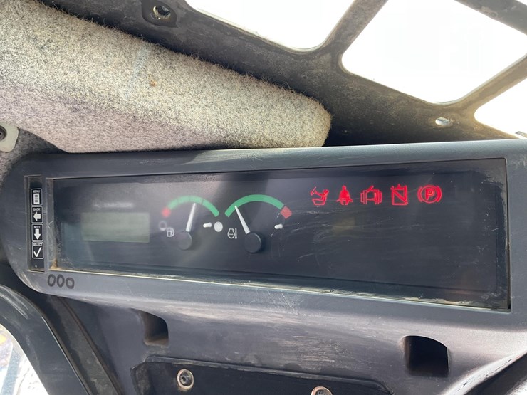2022-deere-331g-image-17