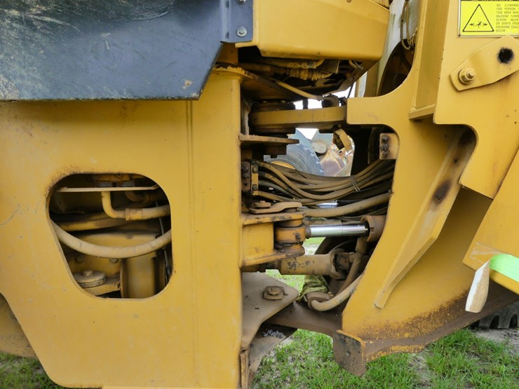 caterpillar-938f-image-8