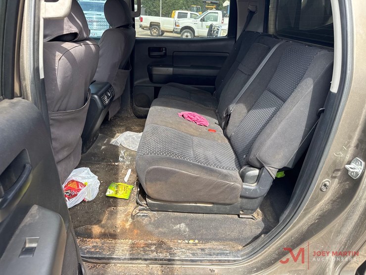 2011-toyota-tundra-sr5-image-28