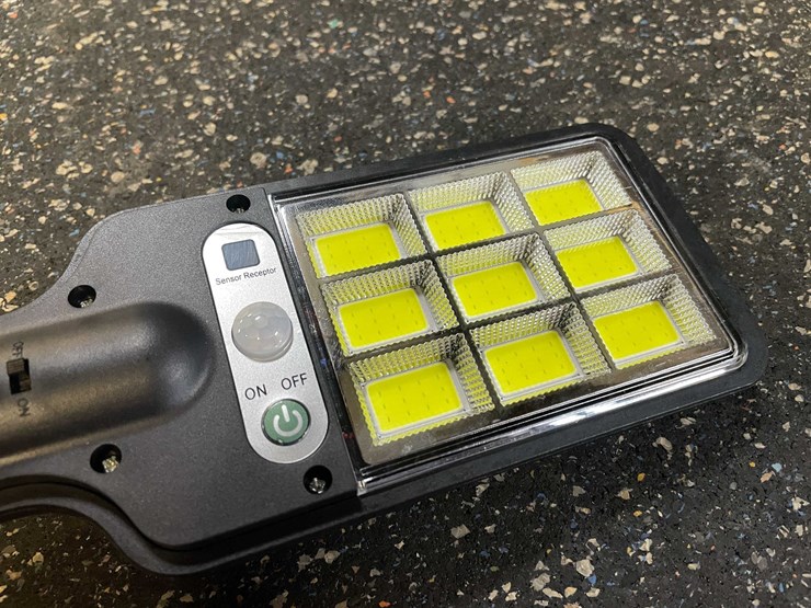 #2520-•-led-parking-lot/-yard-light-(pr13)-image-2