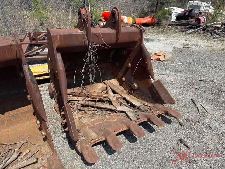 hensley-48"-tooth-bucket-w/-side-cutters-image-1