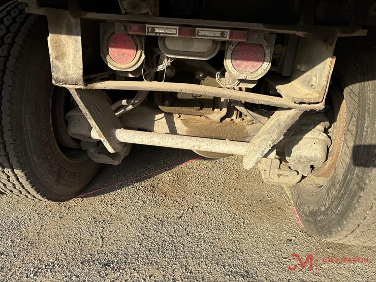2016-mack-gu713-grantie-tri-axle-dump-truck,-image-15