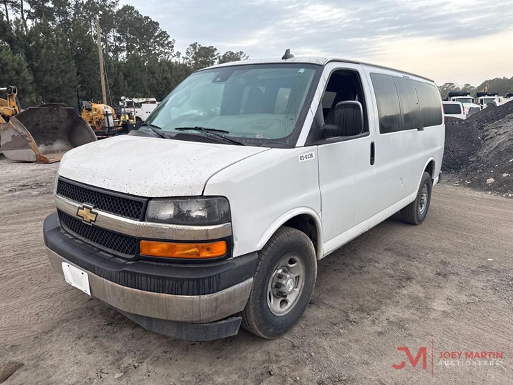 2019-gmc-cargo-van-image-4