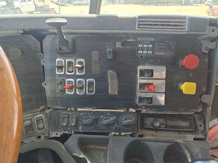 2004-freightliner-columbia-120-image-14