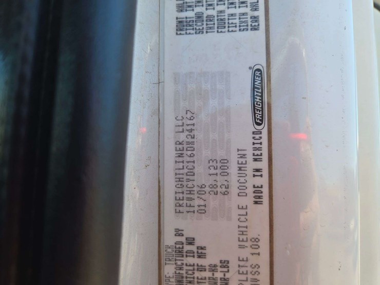 2006-freightliner-m2-106-image-21