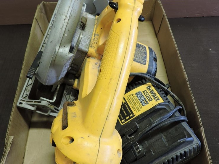 dewalt-cordless-circular-saw-image-2