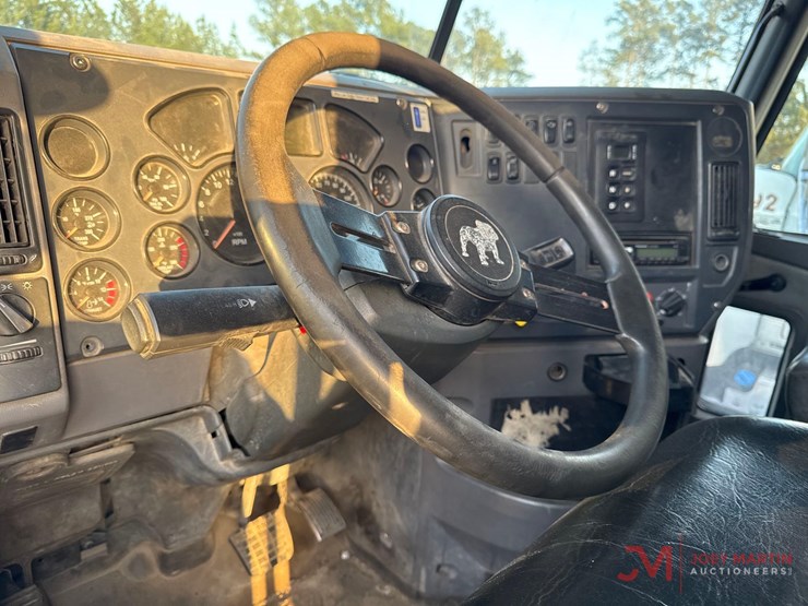 2014-mack-gu713-grantie-tri-axle-dump-truck-image-24