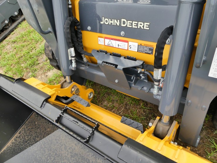 2024-deere-317g-image-12