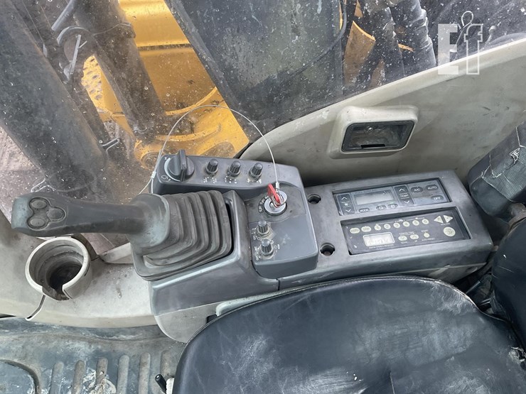 2011-deere-120d-image-13