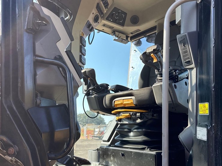 2019-caterpillar-120-image-27