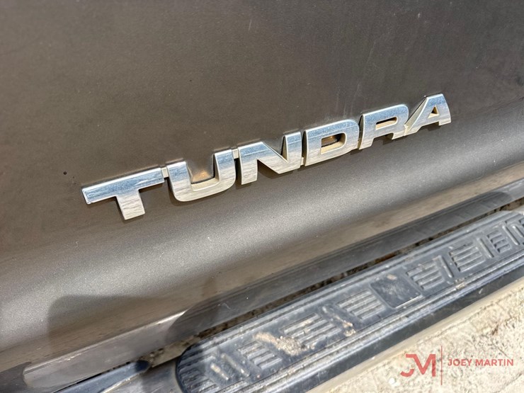 2011-toyota-tundra-sr5-image-12