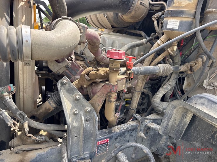 2014-mack-granite-gu713-image-25