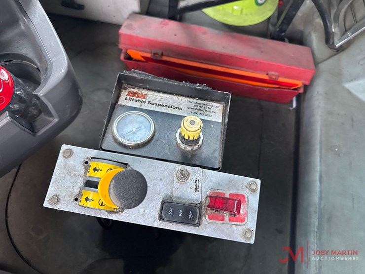 2016-mack-gu713-grantie-tri-axle-dump-truck-image-29