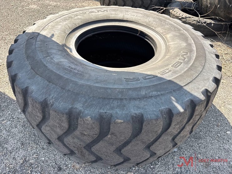 (1)-23.5r25-loader-tire-image-1