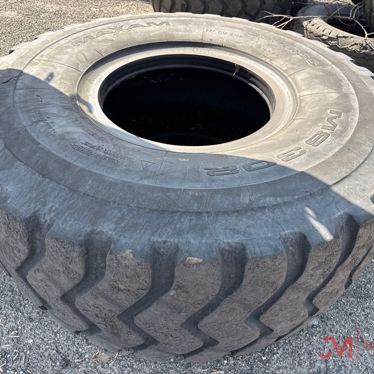 (1) 23.5R25 LOADER TIRE
