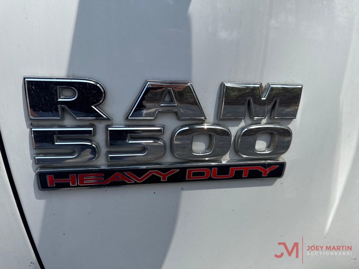 2014-ram-5500-heavy-duty-flatbed-truck-image-7