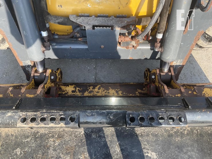 2021-deere-318g-image-10