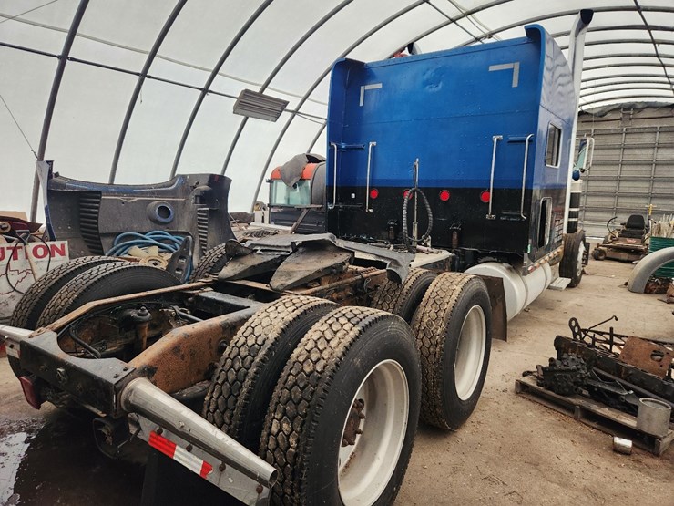 2004-peterbilt-379-image-12