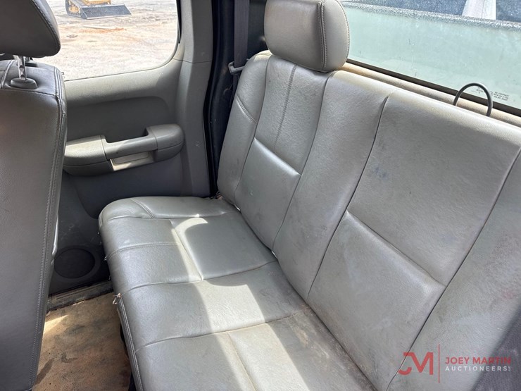 2010-chevrolet-silverado-2500-image-27