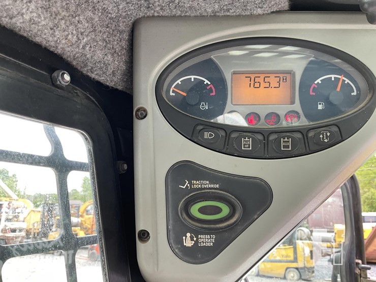 2010-bobcat-t300-image-16