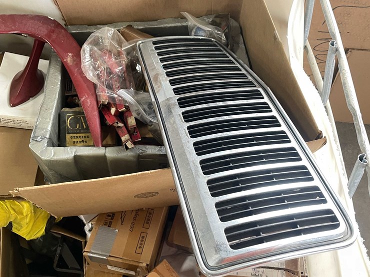 #2543-•-tote-of-car-parts-(g)-image-3