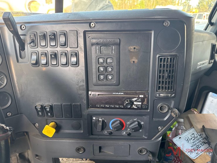 2017-mack-gu713-grantie-tri-axle-dump-truck-image-26