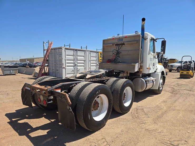 2004-freightliner-columbia-120-image-3