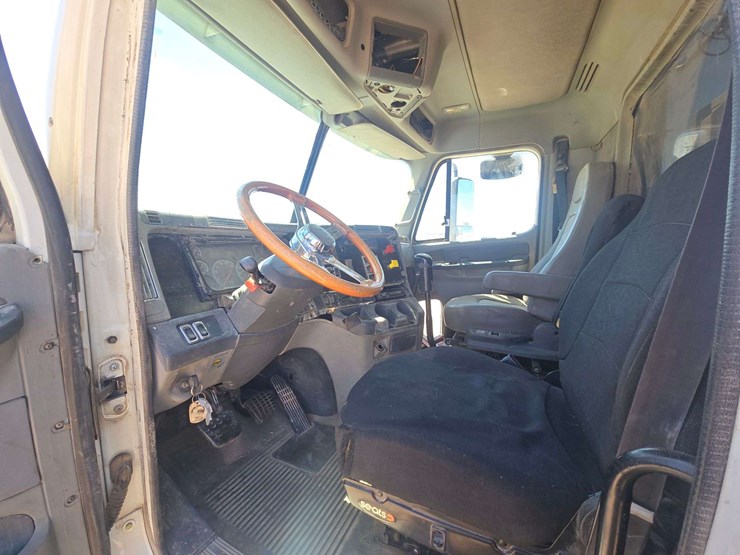 2004-freightliner-columbia-120-image-12