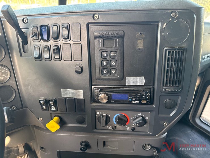 2016-mack-gu713-grantie-tri-axle-dump-truck-image-23
