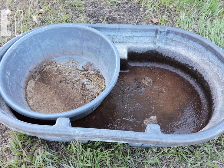 small-rubbermaid-stock-tank-image-2