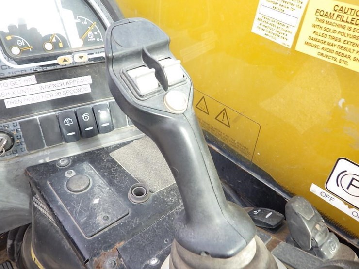 2015-jcb-525-60-image-30