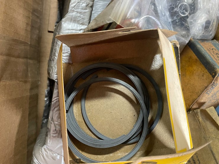 #2543-•-tote-of-car-parts-(g)-image-13