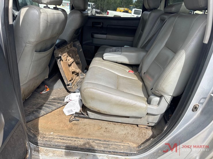2011-toyota-tundra-sr5-image-23