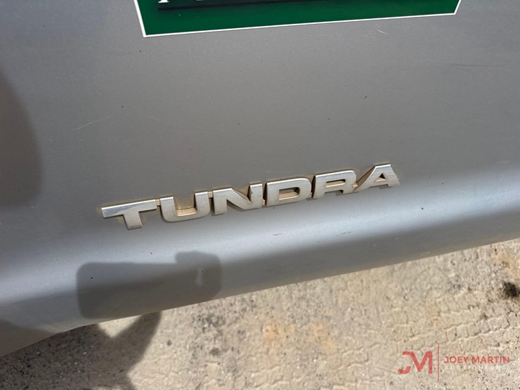 2011-toyota-tundra-sr5-image-11