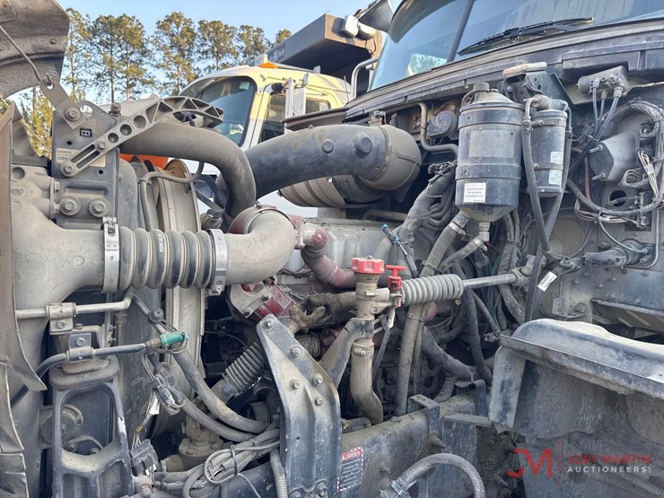 2017-mack-gu713-grantie-tri-axle-dump-truck-image-22