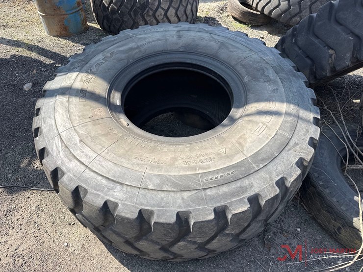 (1)-23.5r25-loader-tire-image-1