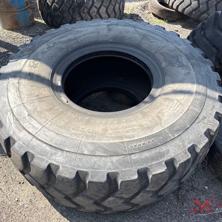 (1) 23.5R25 LOADER TIRE