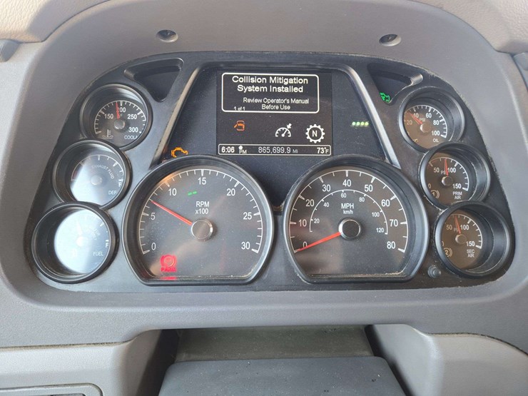 2016-peterbilt-579-image-23