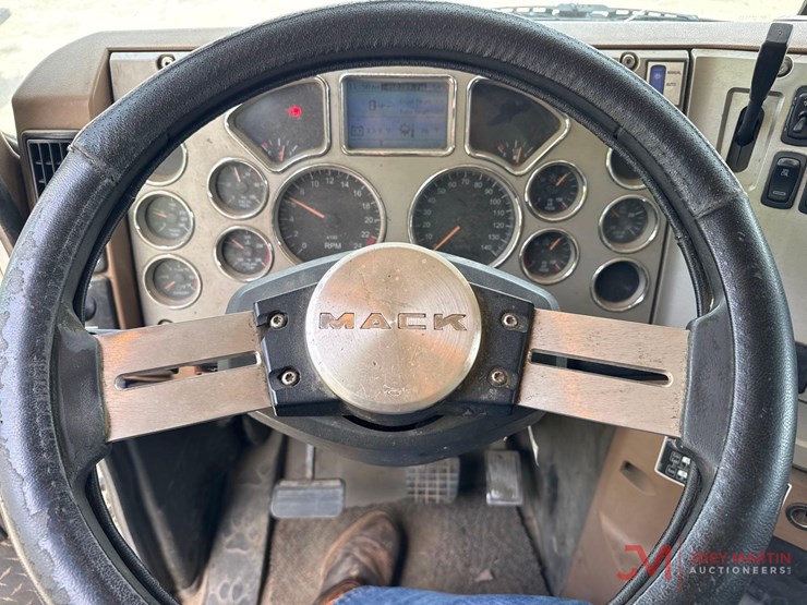 2014-mack-granite-gu713-image-35