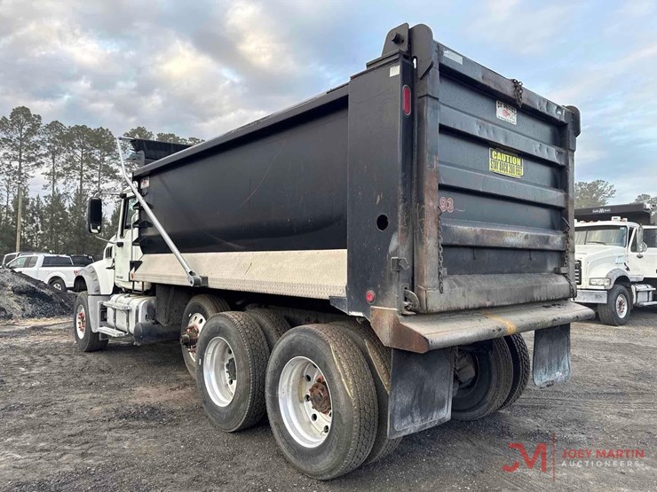 2016-mack-gu713-grantie-tri-axle-dump-truck-image-3