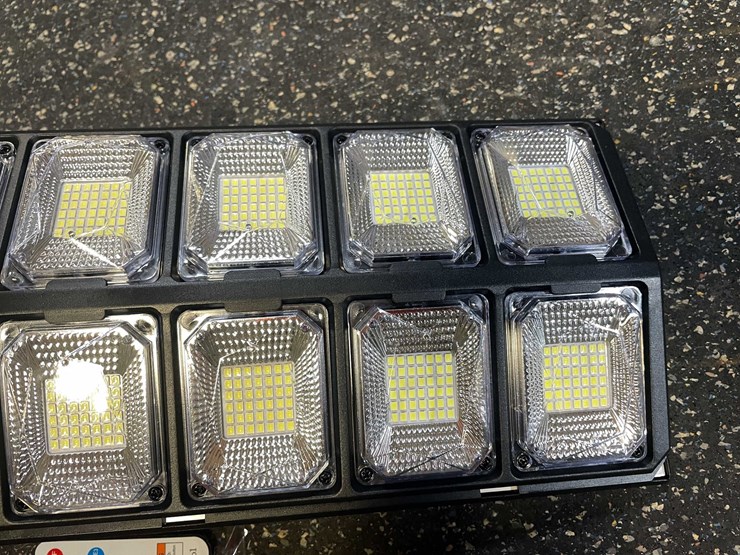 #2518-•-led-parking-lot/-yard-light-(pr13)-image-2