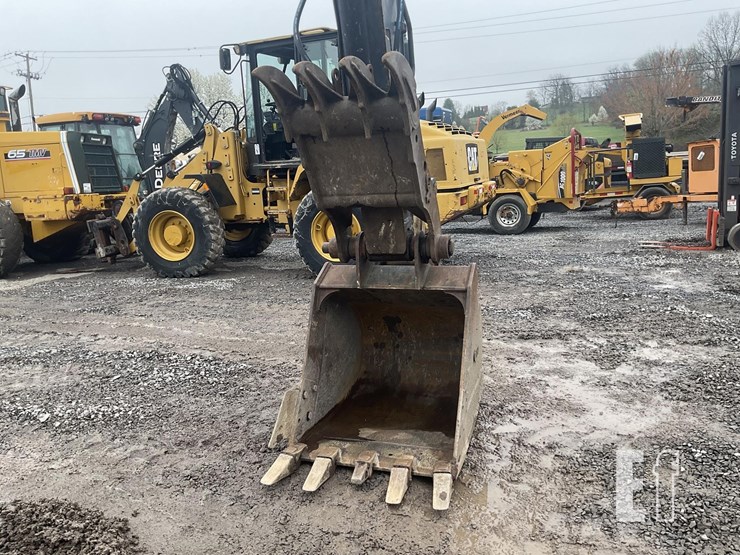 2011-deere-120d-image-11