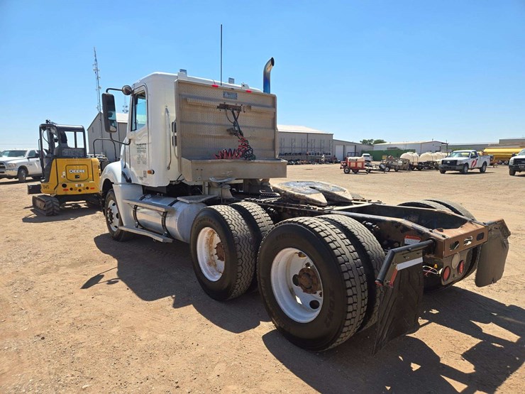 2004-freightliner-columbia-120-image-4