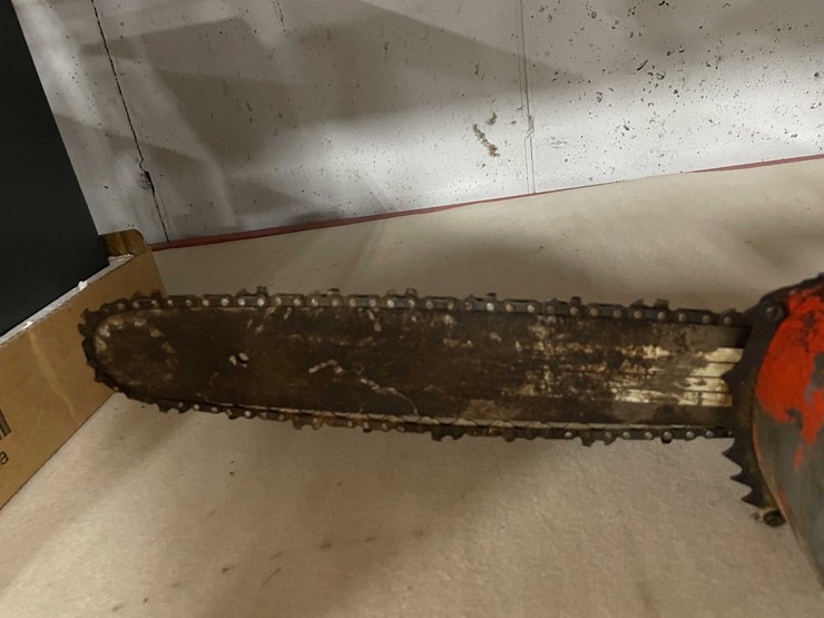#2585-•-(2)-vintage-chainsaws-and-ice-auger-motor-(cw)-image-7
