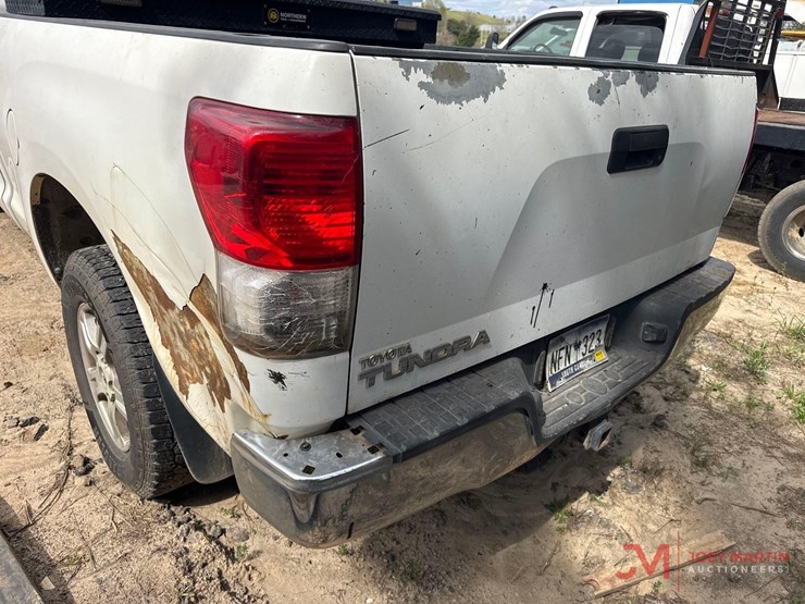 2010-toyota-tundra-sr5-image-13