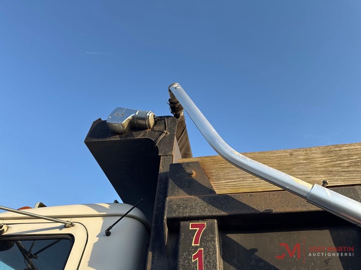 2014-mack-gu713-grantie-tri-axle-dump-truck-image-8