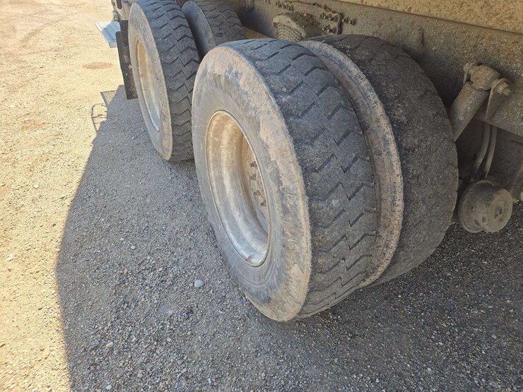 2006-freightliner-m2-106-image-10