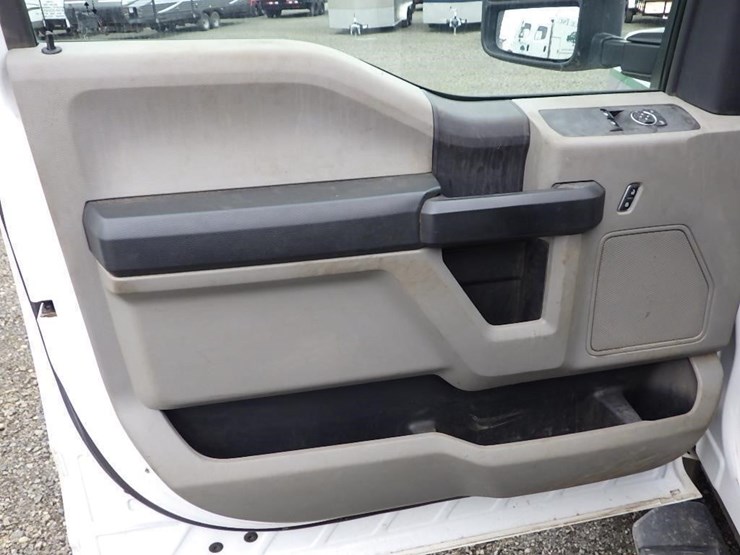 2022-ford-f550-image-35